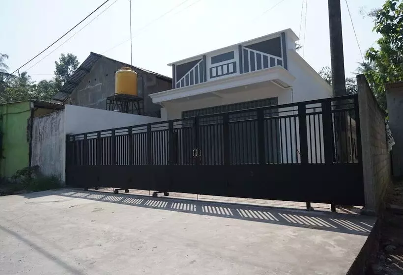 Hotelli Ayani Guest House By Oyo