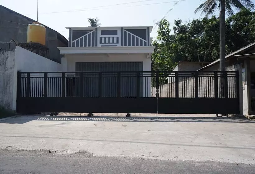 Hotelli Ayani Guest House By Oyo