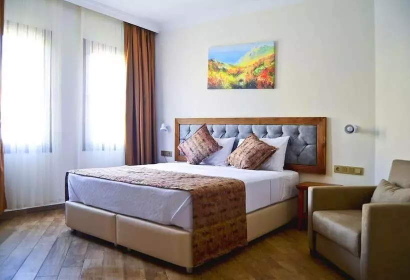 Troi̇ada Otel