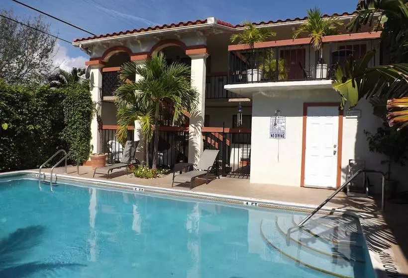 ホテル Eamon James Apartments & Suites