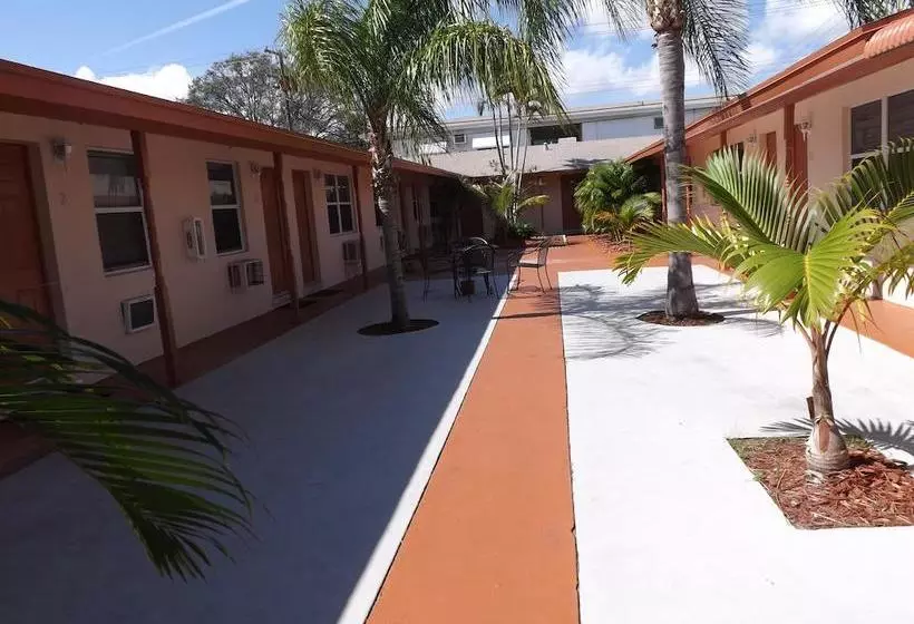 ホテル Eamon James Apartments & Suites