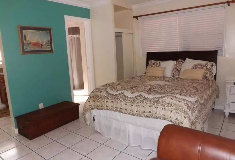 ホテル Eamon James Apartments & Suites