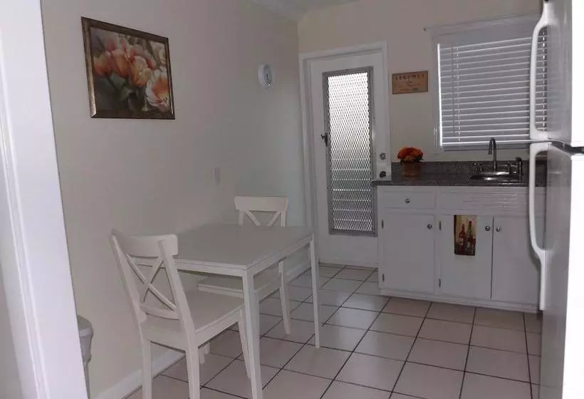 ホテル Eamon James Apartments & Suites