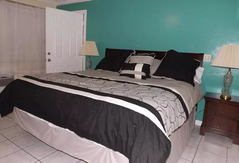 ホテル Eamon James Apartments & Suites