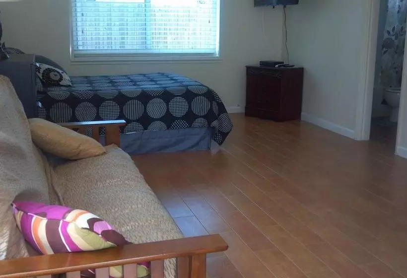 ホテル Eamon James Apartments & Suites