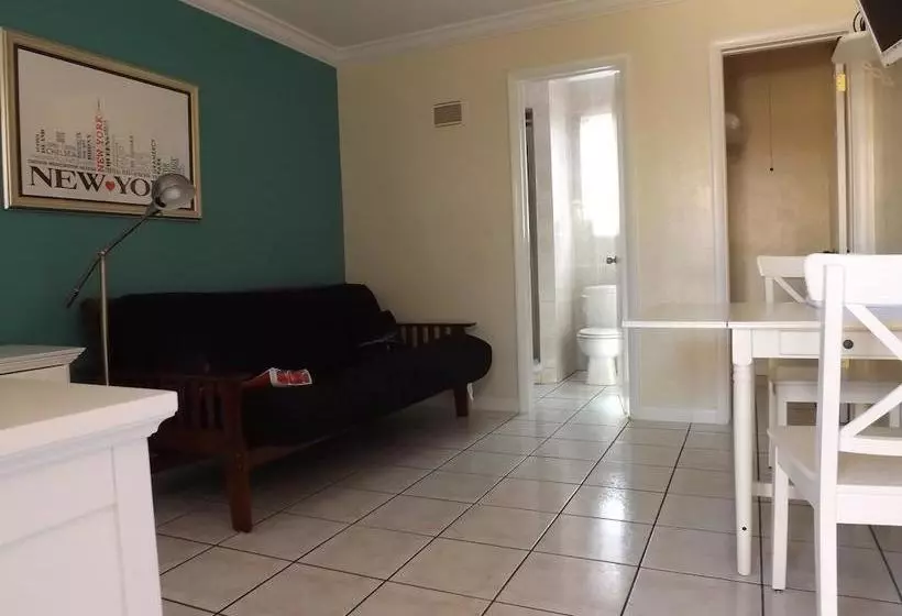 ホテル Eamon James Apartments & Suites