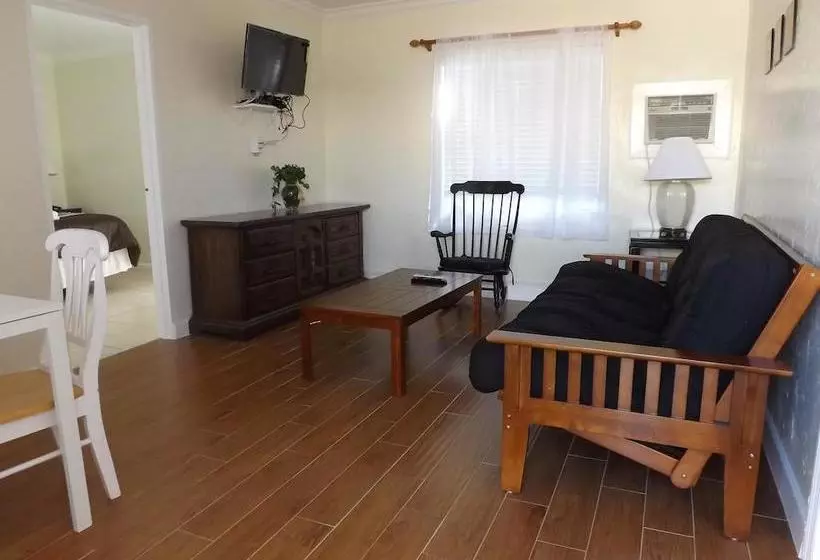 ホテル Eamon James Apartments & Suites