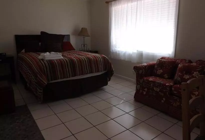 ホテル Eamon James Apartments & Suites