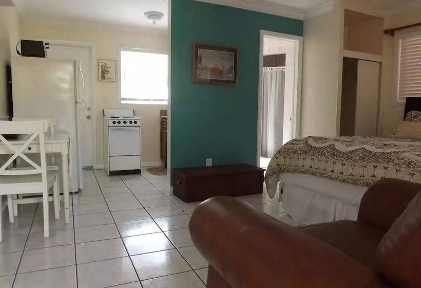 ホテル Eamon James Apartments & Suites