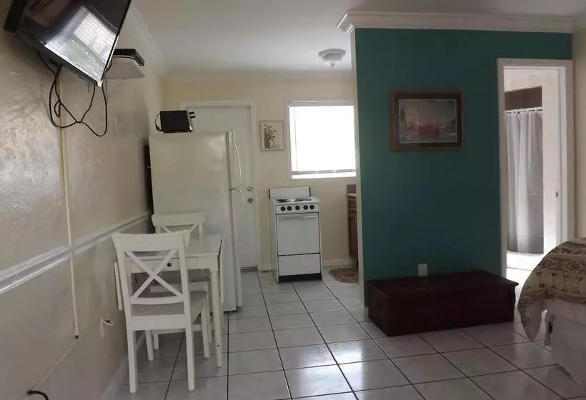 ホテル Eamon James Apartments & Suites