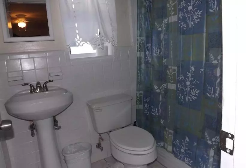 ホテル Eamon James Apartments & Suites