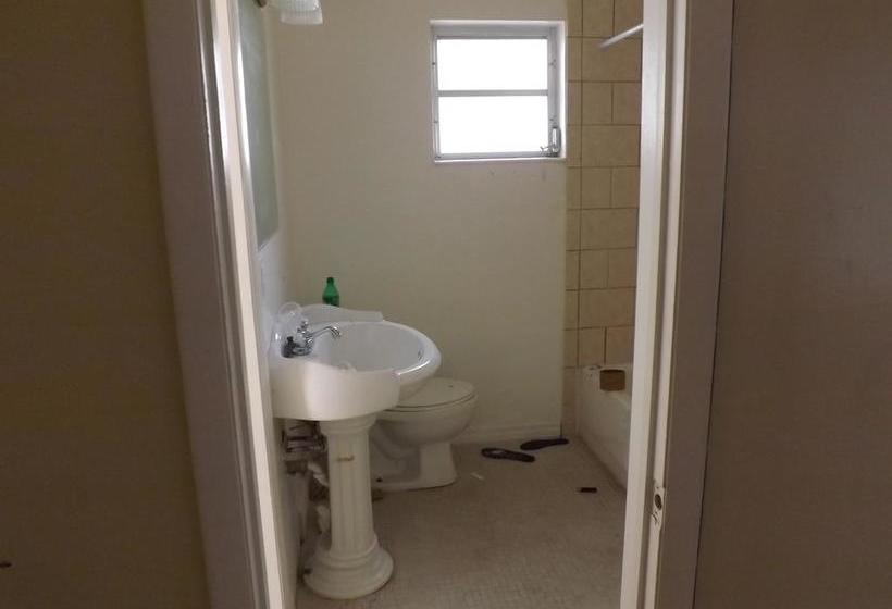 فندق Eamon James Apartments & Suites