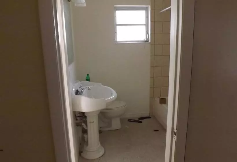 ホテル Eamon James Apartments & Suites