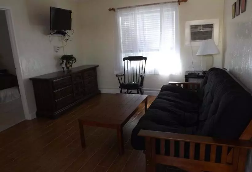 ホテル Eamon James Apartments & Suites