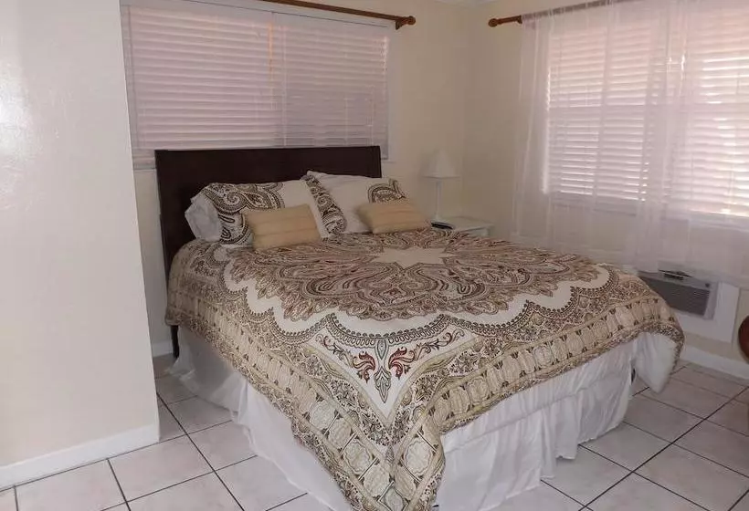 ホテル Eamon James Apartments & Suites