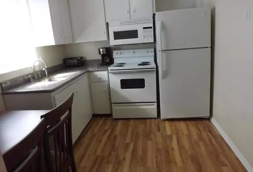 ホテル Eamon James Apartments & Suites