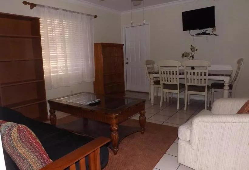 ホテル Eamon James Apartments & Suites