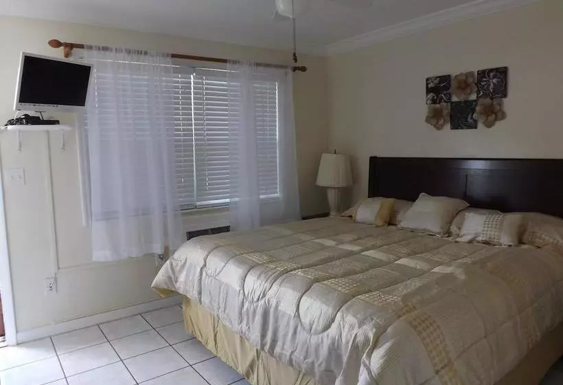 ホテル Eamon James Apartments & Suites