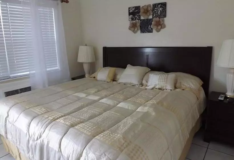 ホテル Eamon James Apartments & Suites