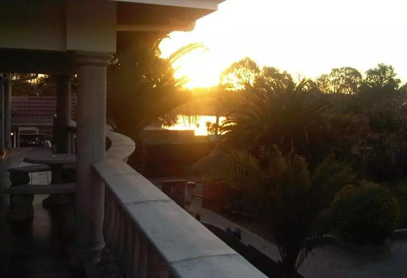 هتل Homestead Lake Cottage
