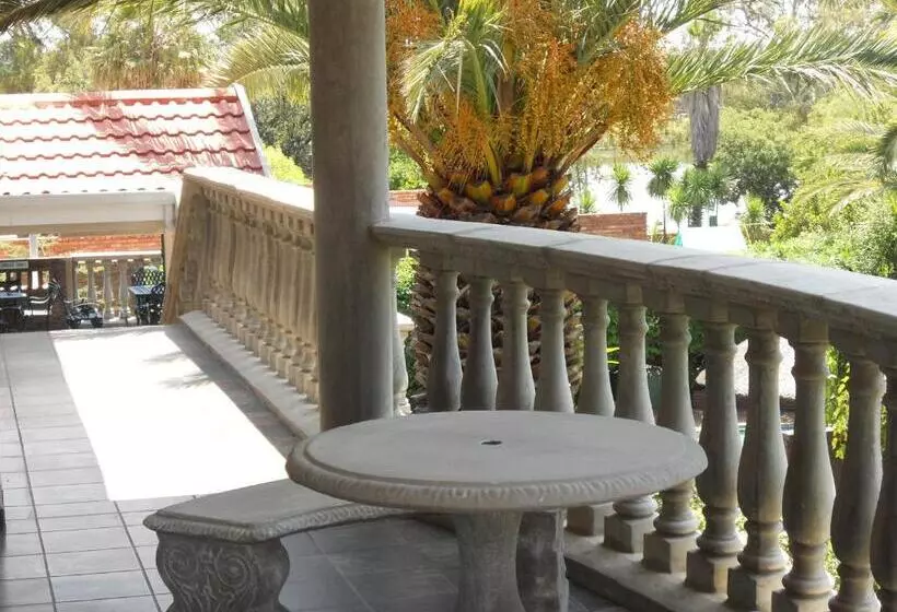 هتل Homestead Lake Cottage