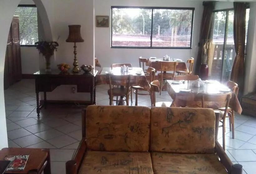 هتل Homestead Lake Cottage
