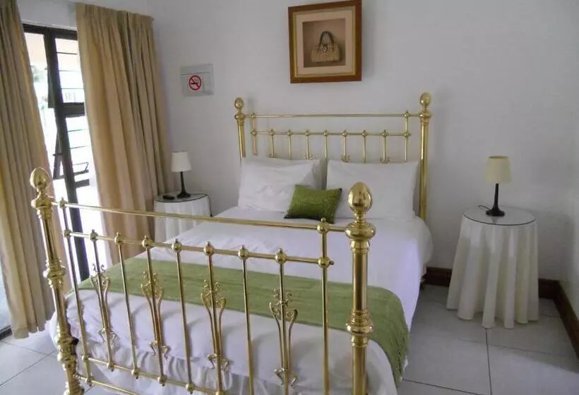 هتل Homestead Lake Cottage