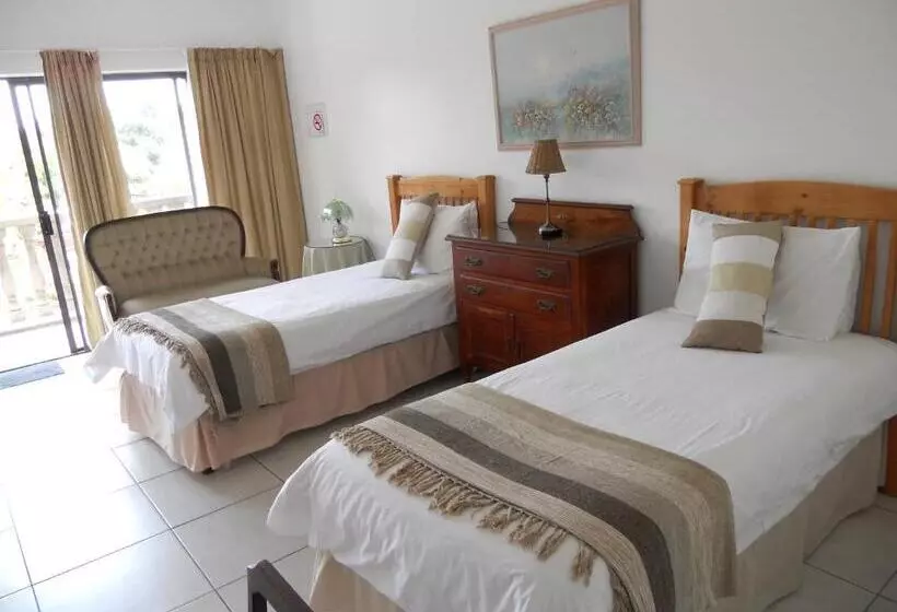 هتل Homestead Lake Cottage