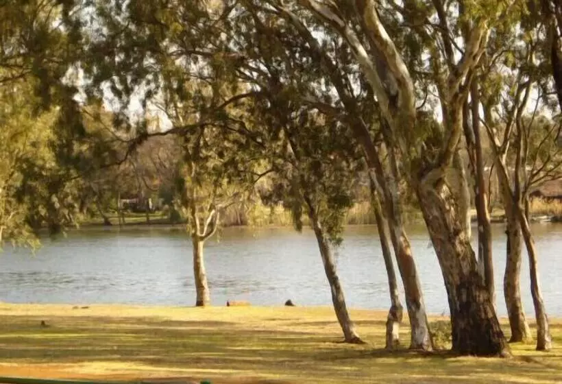 هتل Homestead Lake Cottage