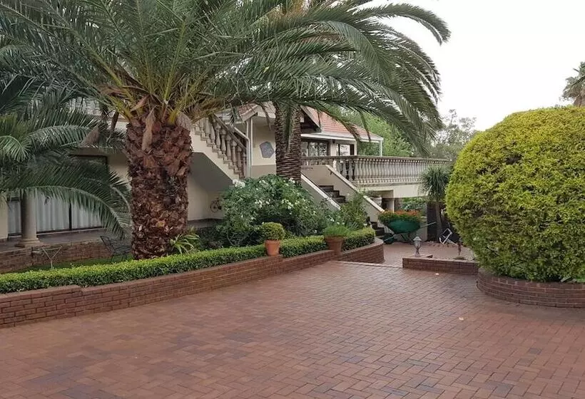 هتل Homestead Lake Cottage