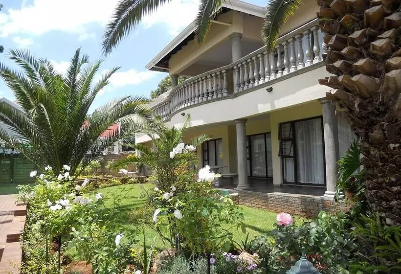 هتل Homestead Lake Cottage