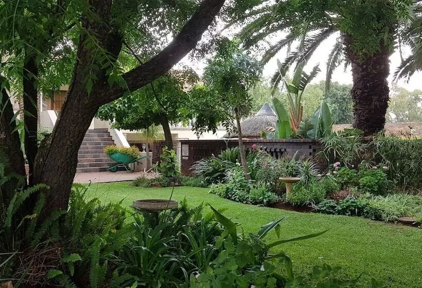 هتل Homestead Lake Cottage