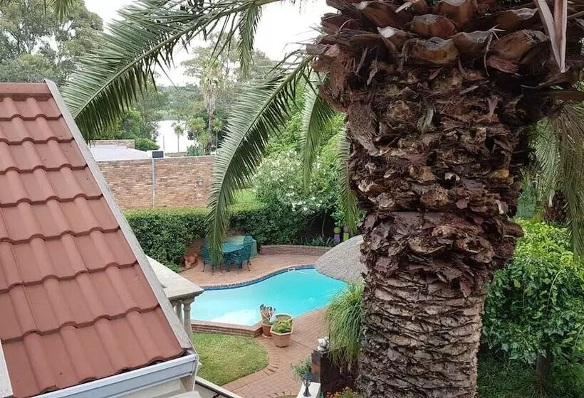 هتل Homestead Lake Cottage