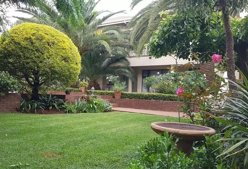 هتل Homestead Lake Cottage