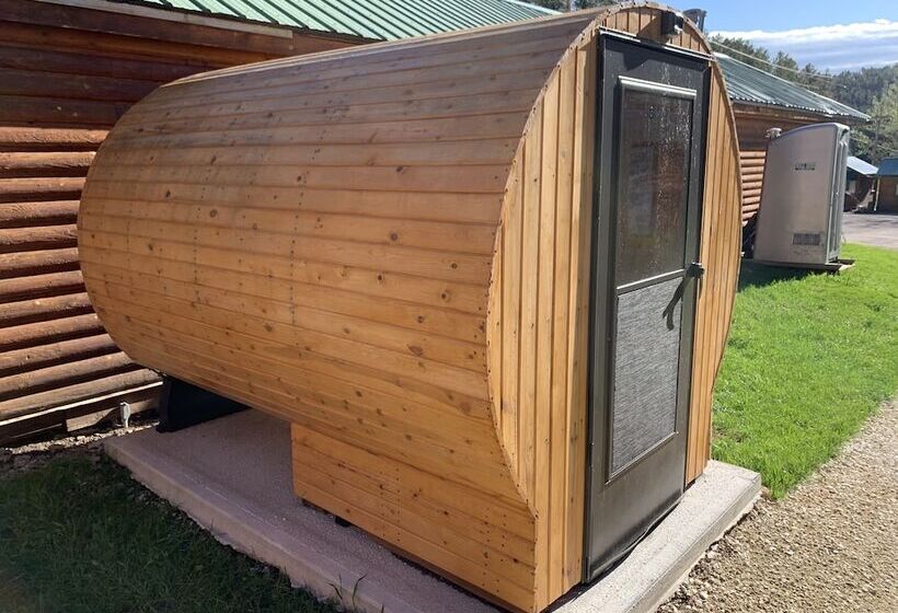 فندق Whitetail Creek Camping Resort