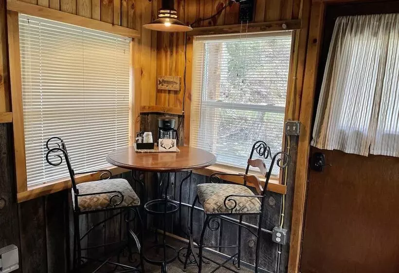 ホテル Whitetail Creek Camping Resort