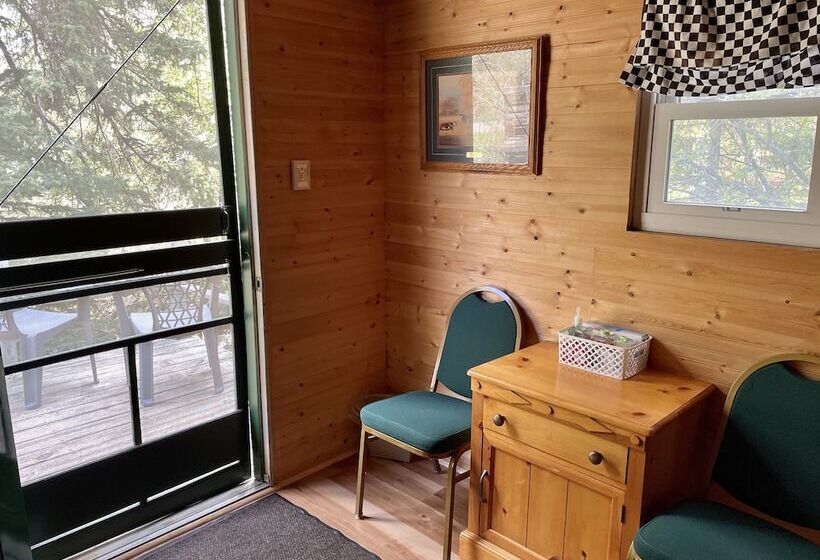 فندق Whitetail Creek Camping Resort