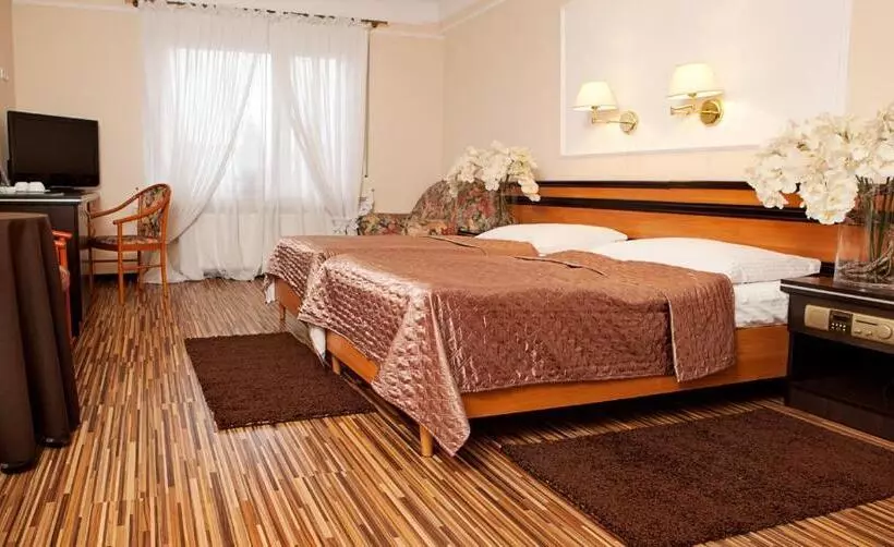ホテル Wzgórze Toskanii Conferences & Restaurant