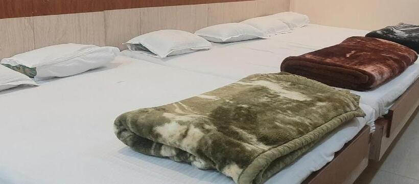 בית מלון כפרי Dwarka Nilayam   Near Shri Sai Baba Temple