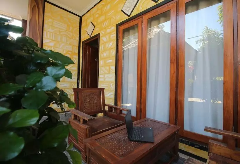 ホテル Oyo Life 93265 Kos Cendana Seruni Raya