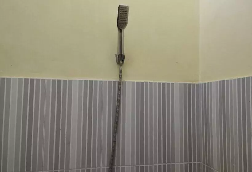 ホテル Oyo Life 93265 Kos Cendana Seruni Raya