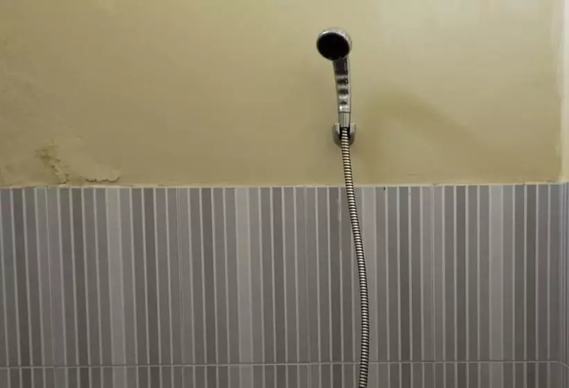 ホテル Oyo Life 93265 Kos Cendana Seruni Raya