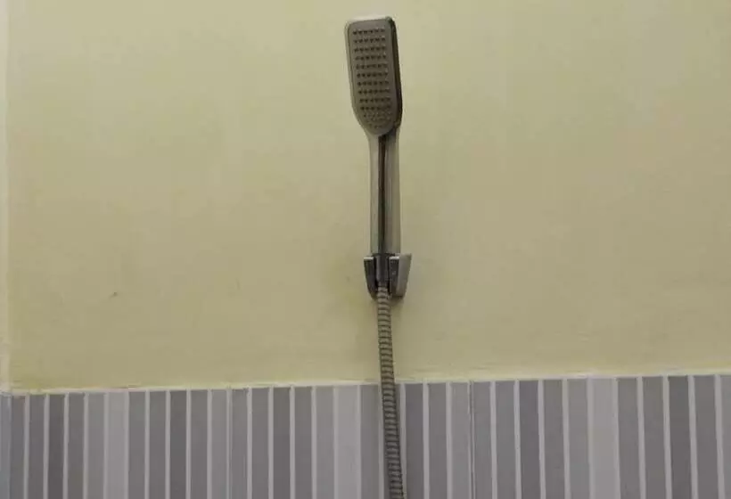 ホテル Oyo Life 93265 Kos Cendana Seruni Raya