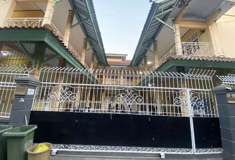 ホテル Oyo Life 93265 Kos Cendana Seruni Raya