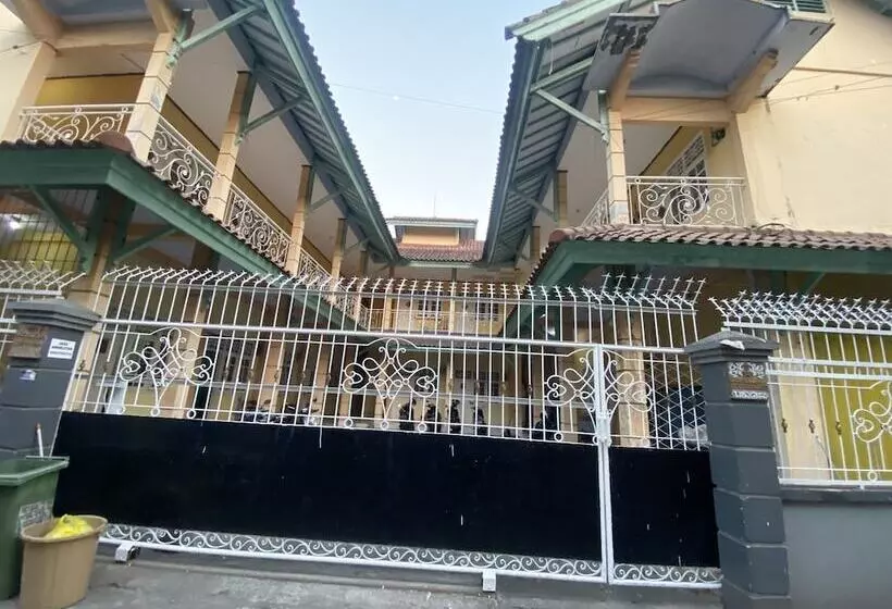 ホテル Oyo Life 93265 Kos Cendana Seruni Raya