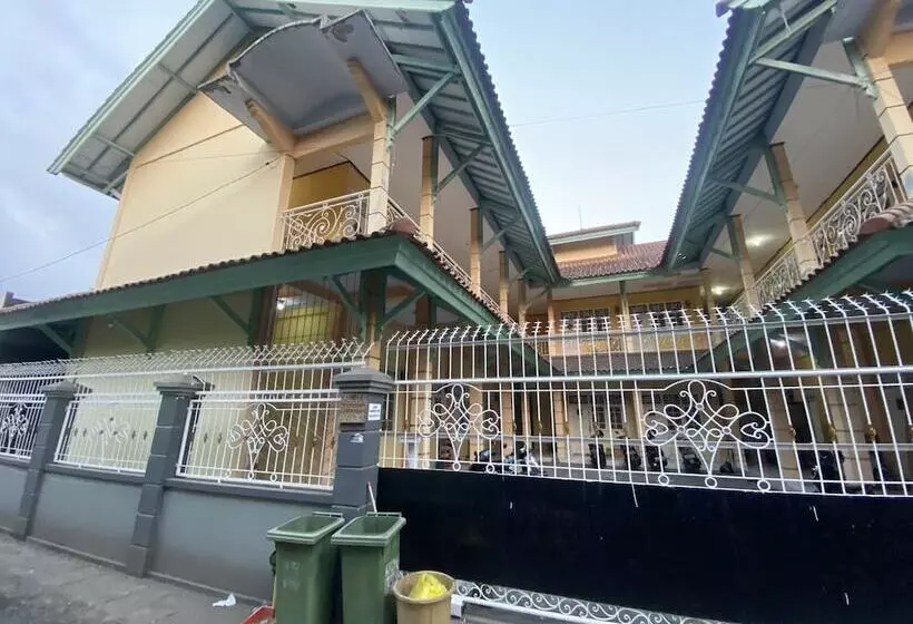 ホテル Oyo Life 93265 Kos Cendana Seruni Raya