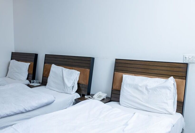 هتل Regal Residency