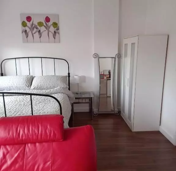 Majatalo Colchester Town, Modern, Detached, Guest House