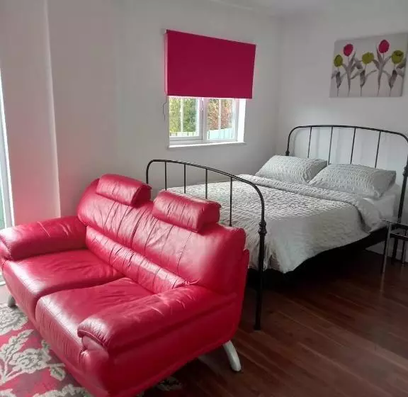 Majatalo Colchester Town, Modern, Detached, Guest House