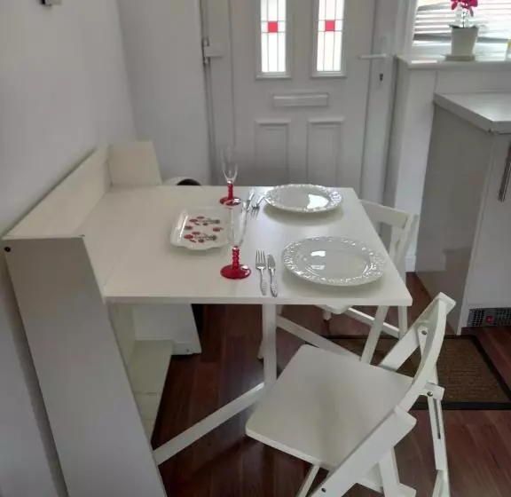 Majatalo Colchester Town, Modern, Detached, Guest House